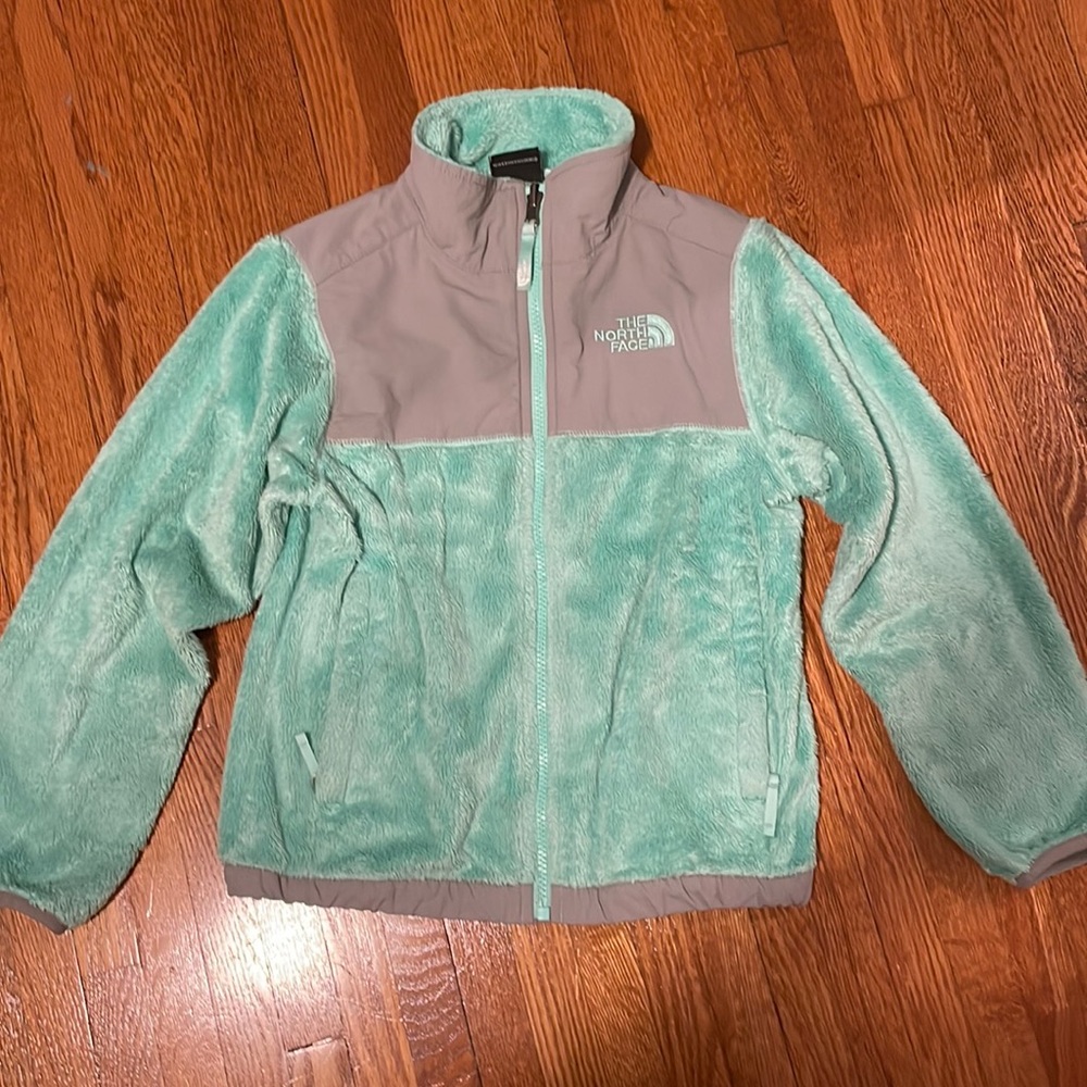 This is a North Face Girls Jackets. It’s super soft and in good condition